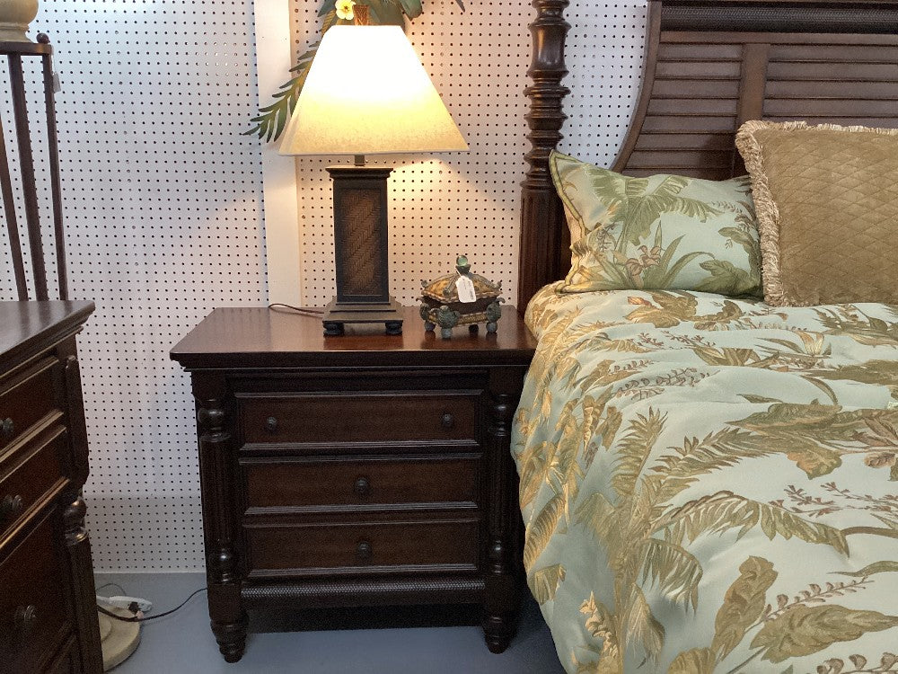 Queen Canopy Bedroom|3310