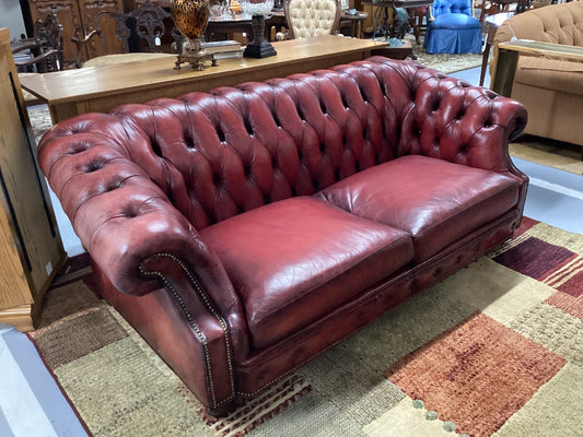 Red leather chesterfield sofa|3558