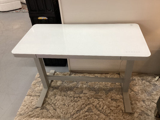 Adjustable Hight Desk. L 47 1/2. D 24|3612