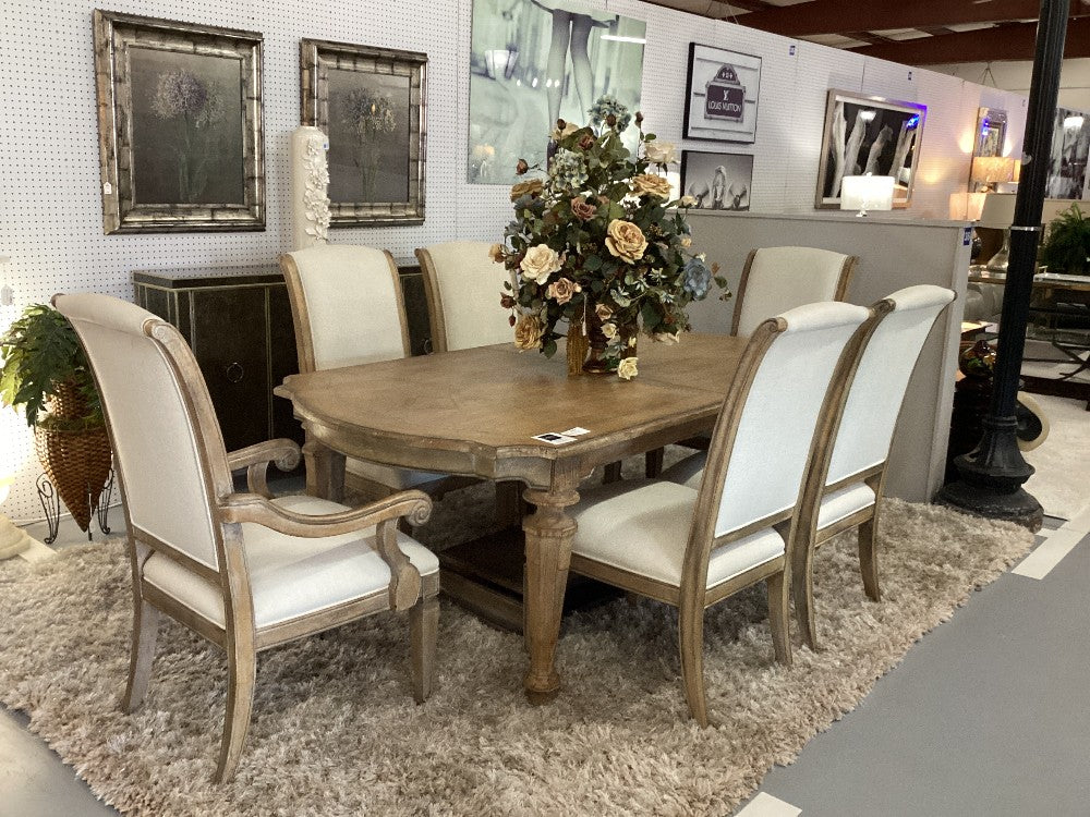 Hooker Dinning Table w/ 6 and 2 Leaves|3672