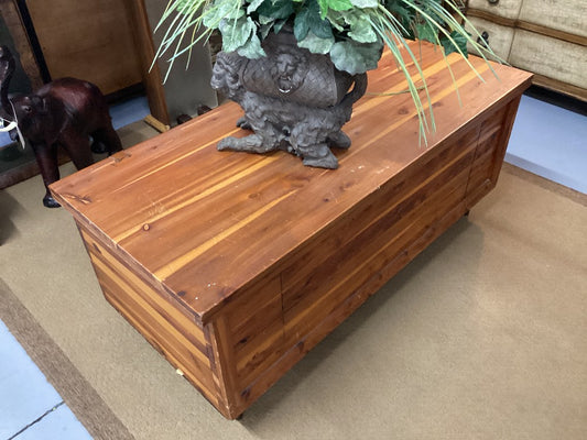 Vintage cedar chest|3903