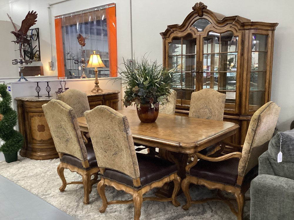 Thomasville dining table 6 chairs and China cabinet|4733