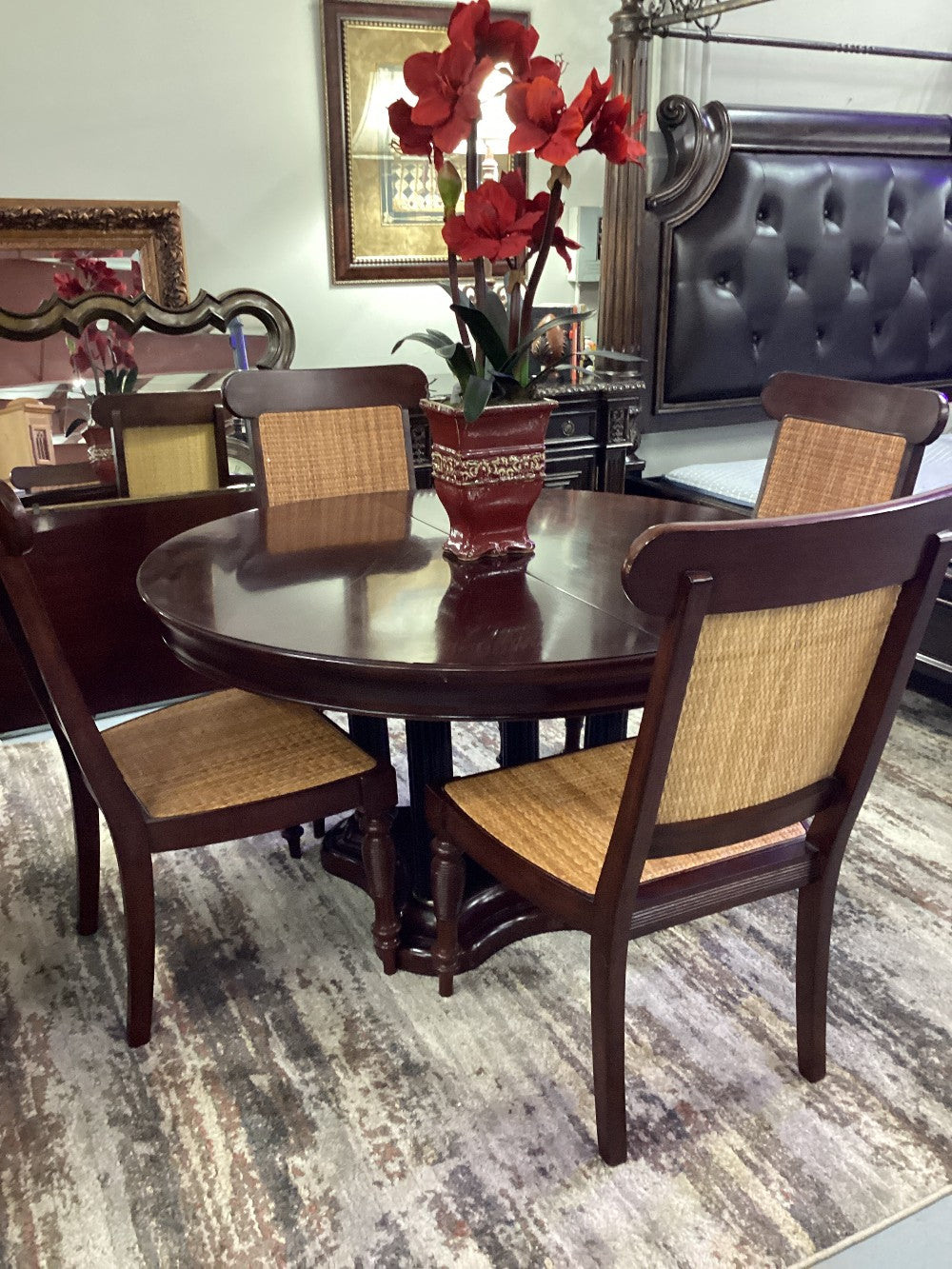 Round dining table with 4 chairs and leaf|4854