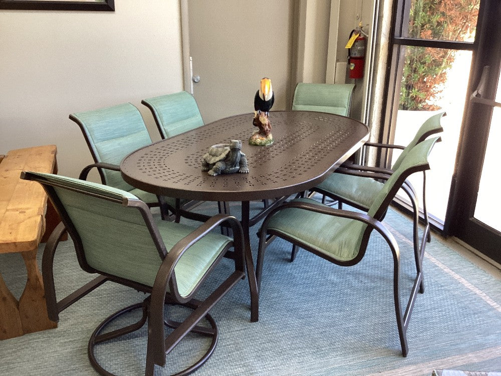 Outdoor table with 6 green cushioned seats|3202