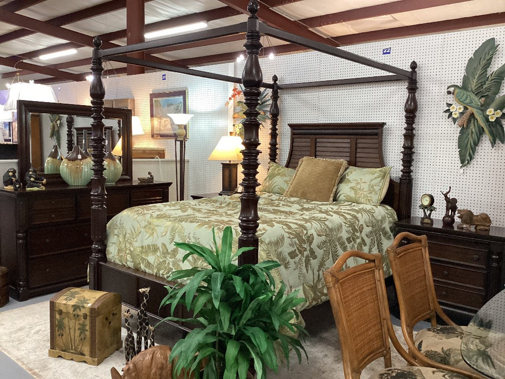 Queen Canopy Bedroom|3307