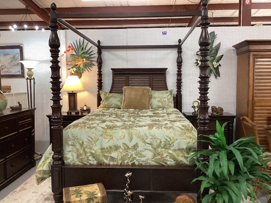 Queen Canopy Bedroom|3308
