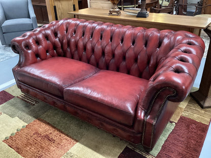 Red leather chesterfield sofa|3559
