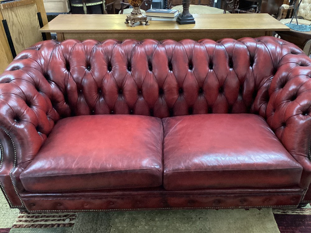 Red leather chesterfield sofa|3560