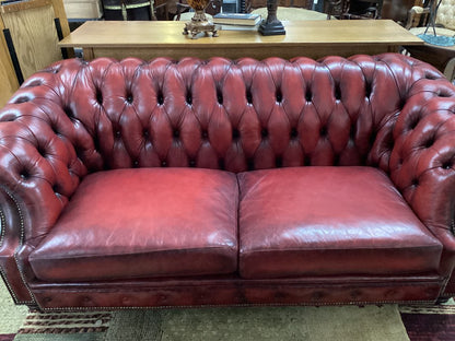 Red leather chesterfield sofa|3560
