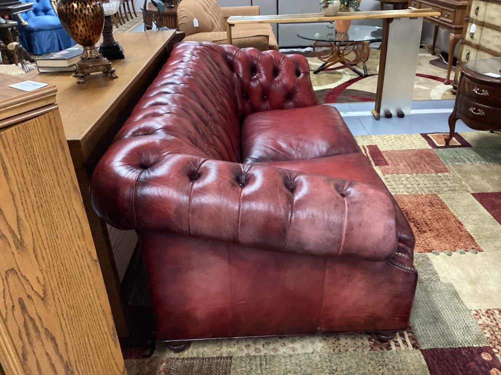 Red leather chesterfield sofa|3561