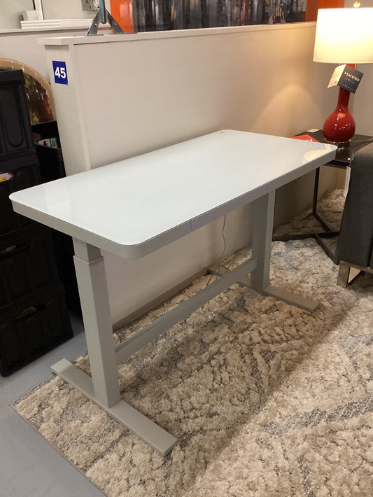 Adjustable Hight Desk. L 47 1/2. D 24|3611