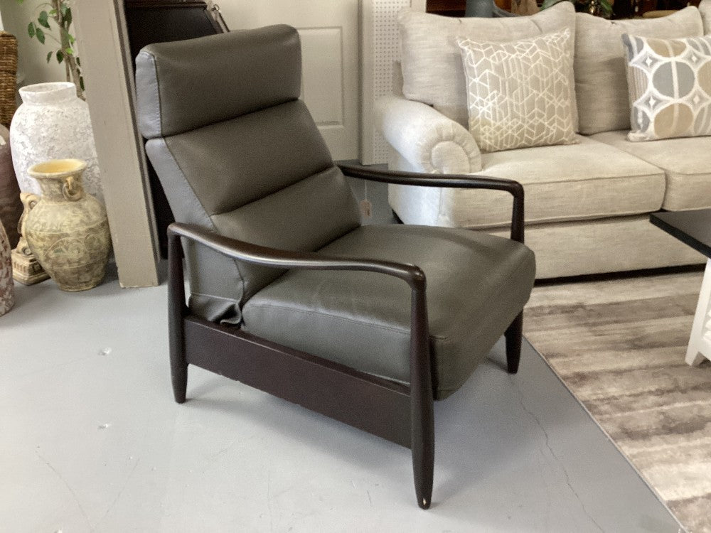 Gray leather manual recliner|3645