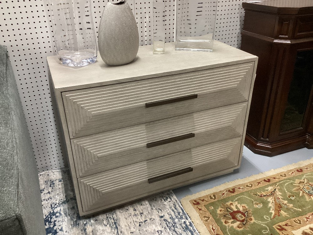 Universal Broadmoore Chest|3659