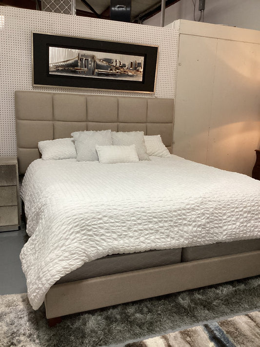 King upholstered bed|3809