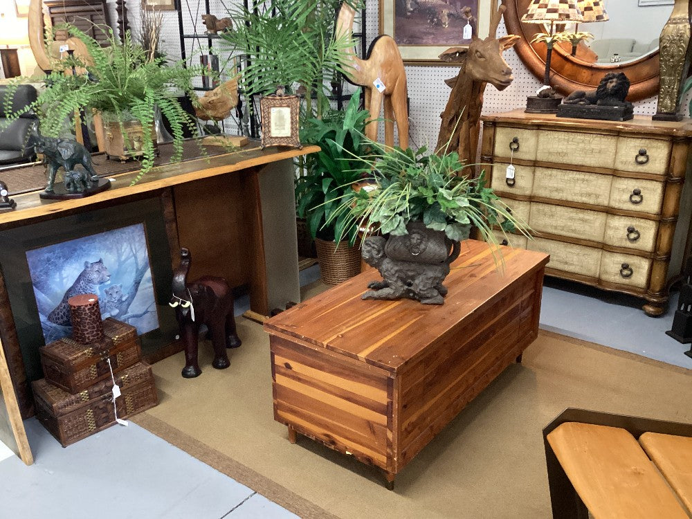 Vintage cedar chest|3902