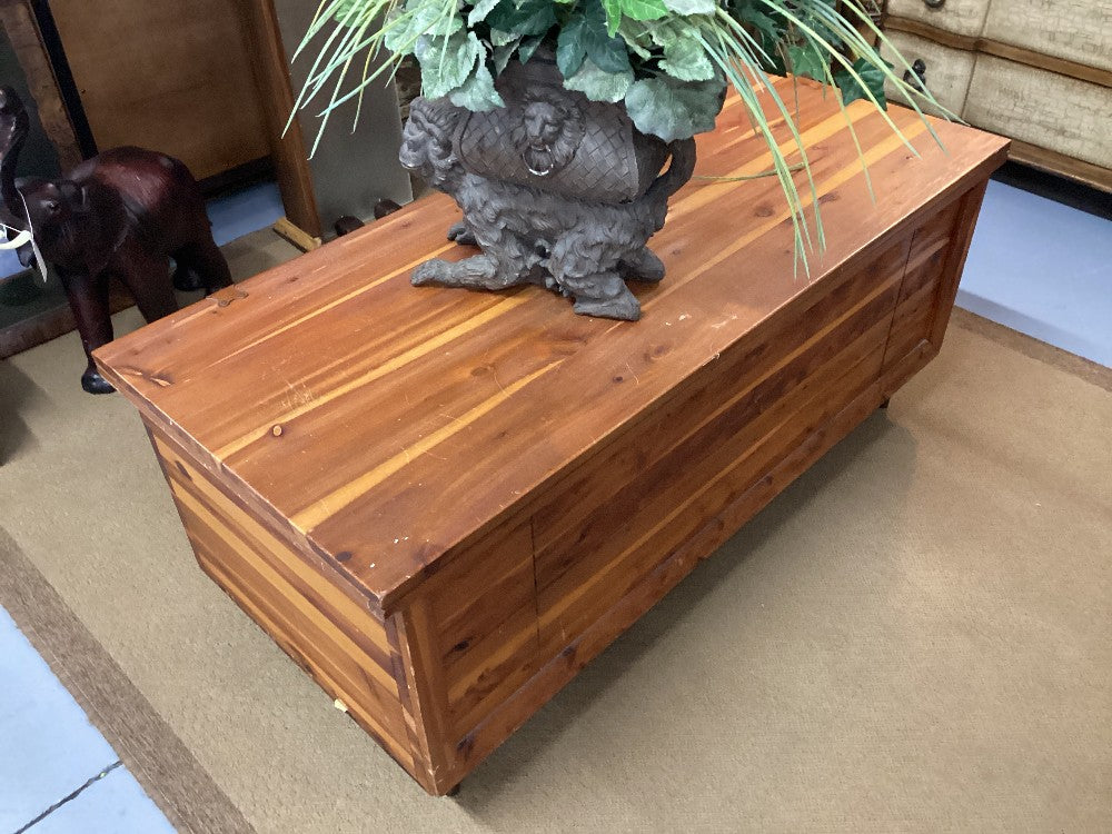 Vintage cedar chest|3903