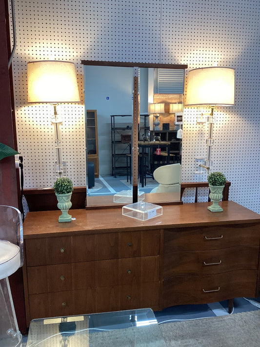 Lucite wall lap|4020