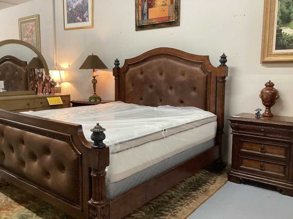 King leather bed and 2 nightstands|4568